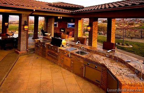 Outdoor double-display home theater, Reno