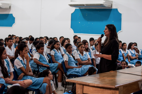 Laura Silva Roldán talks to a group of students in northern Colombia